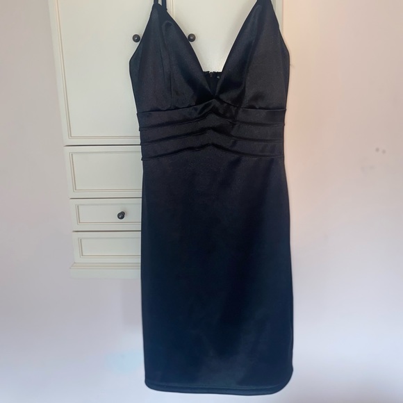 Windsor Black Mini dress - Picture 2 of 4